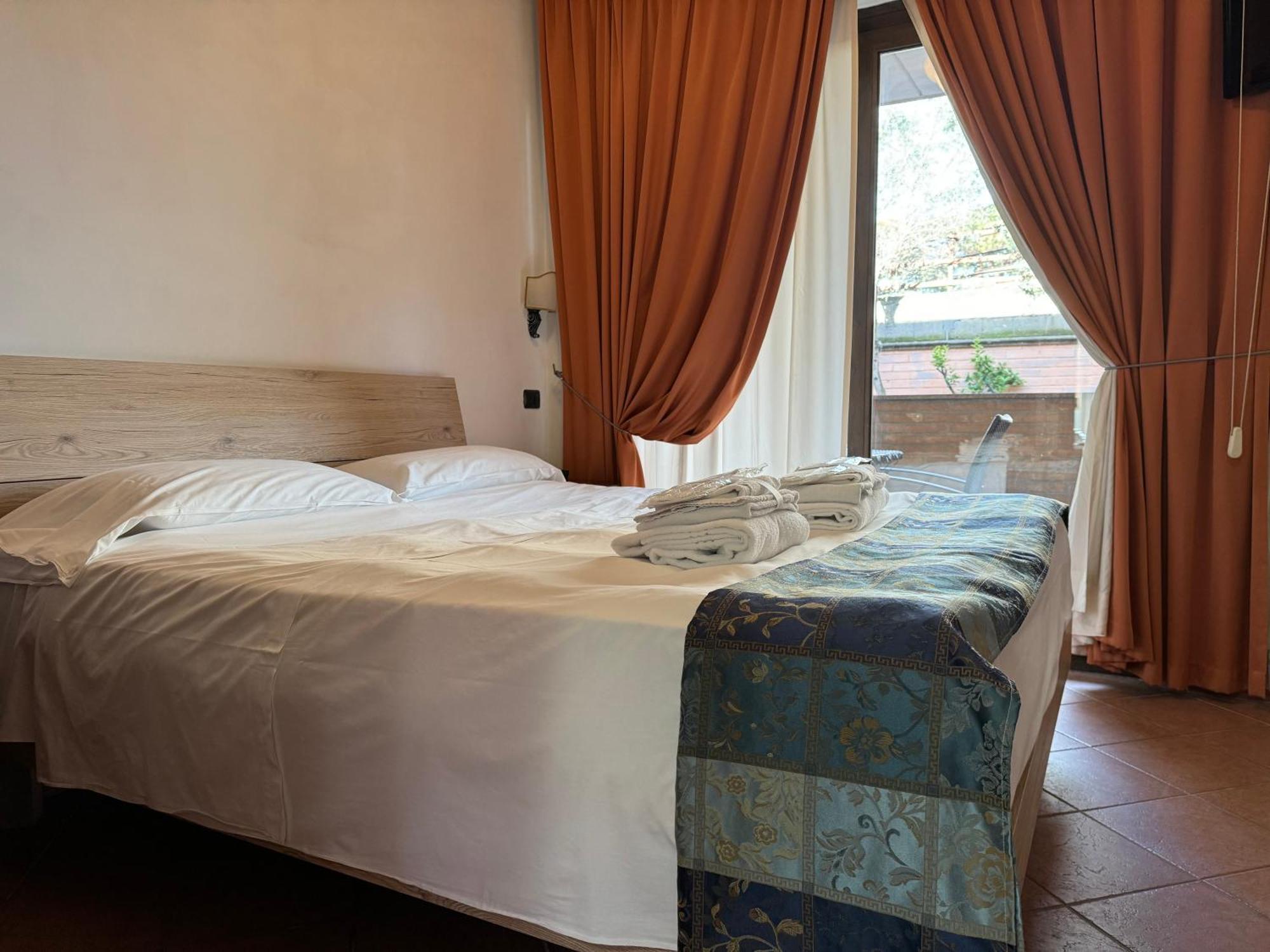 Euro House Inn Airport Фиумичино Екстериор снимка
