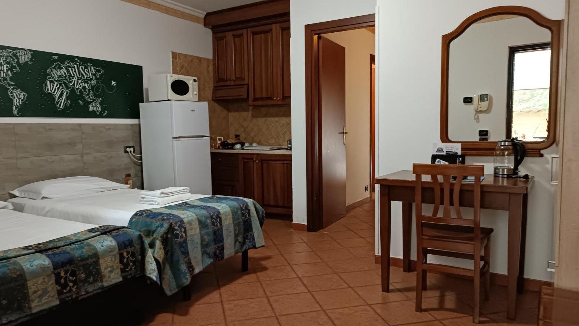 Euro House Inn Airport Фиумичино Екстериор снимка