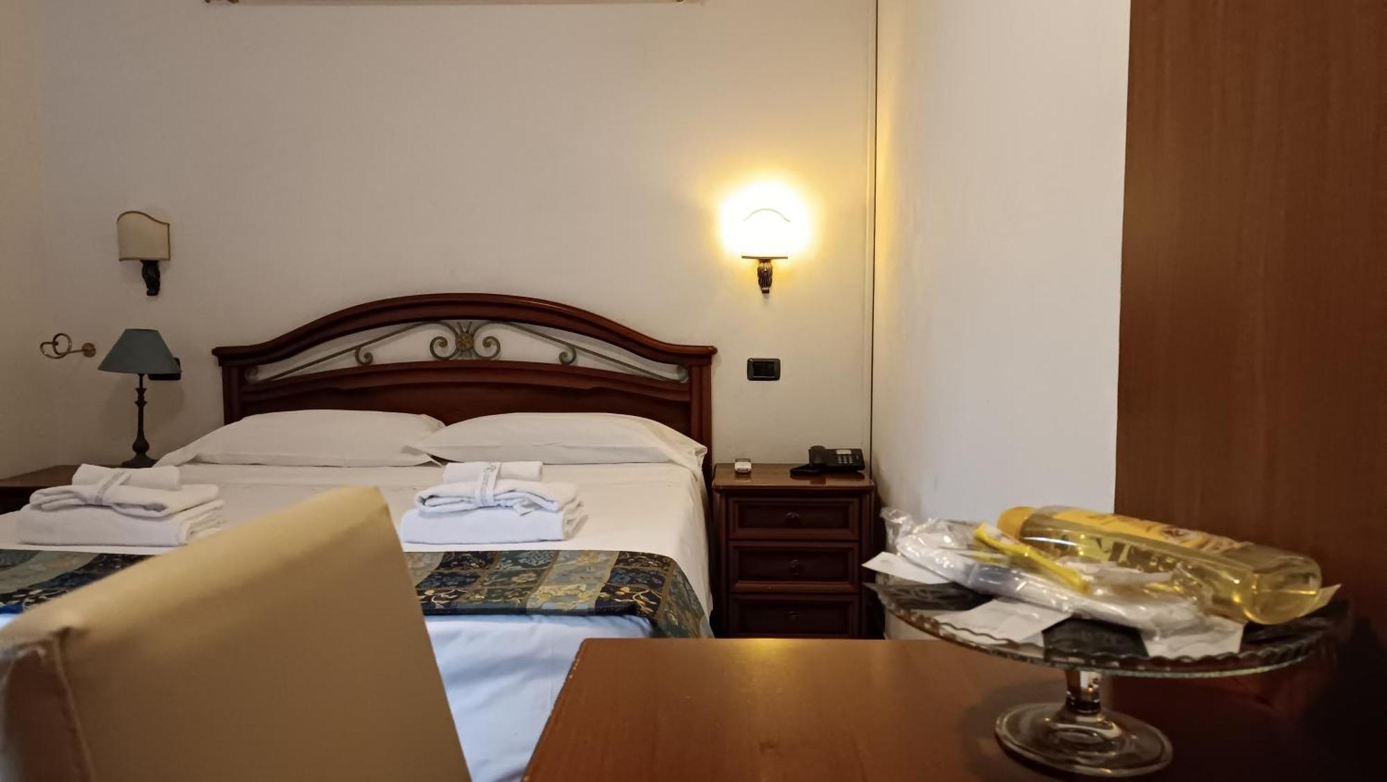 Euro House Inn Airport Фиумичино Екстериор снимка