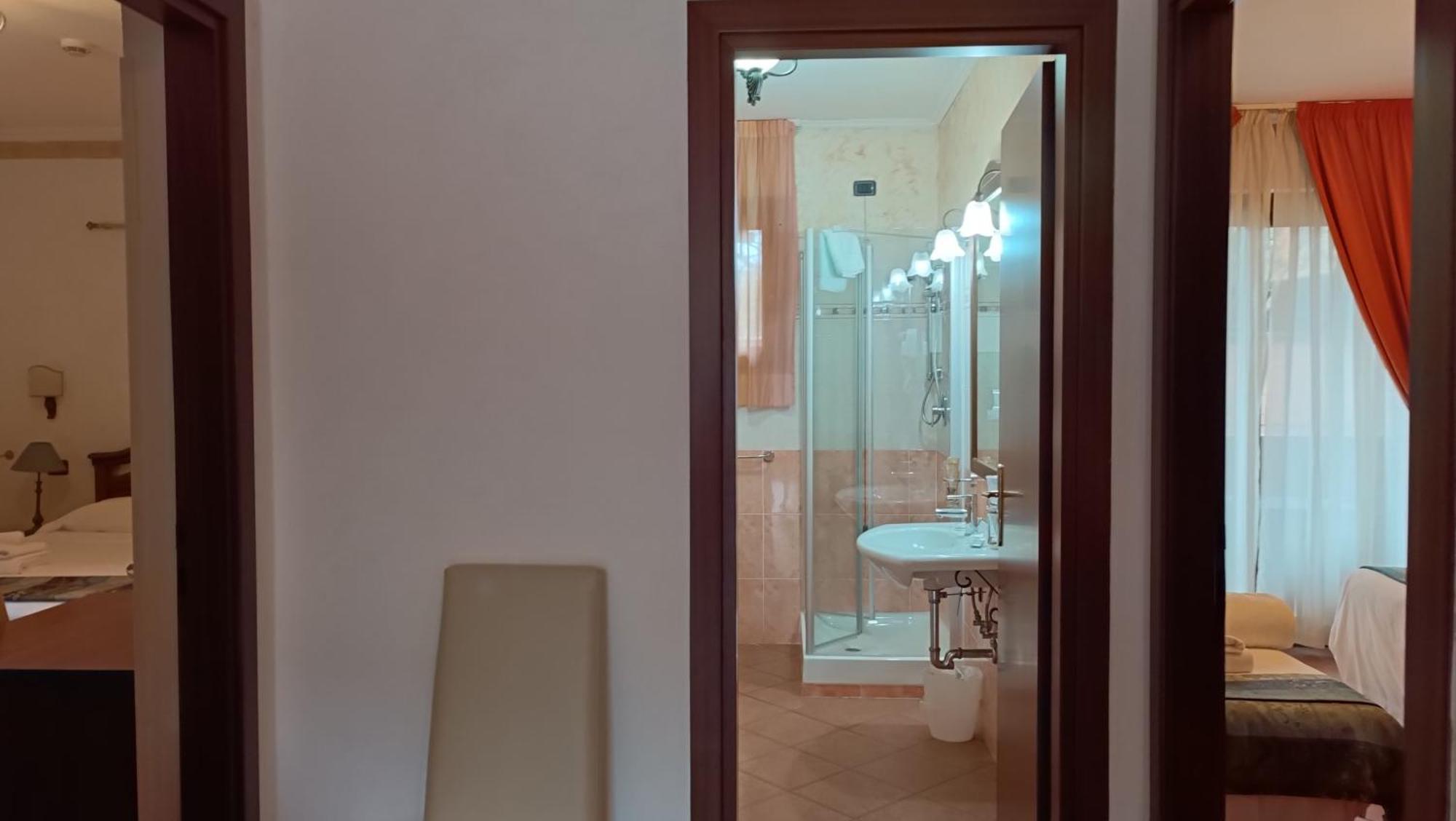 Euro House Inn Airport Фиумичино Екстериор снимка