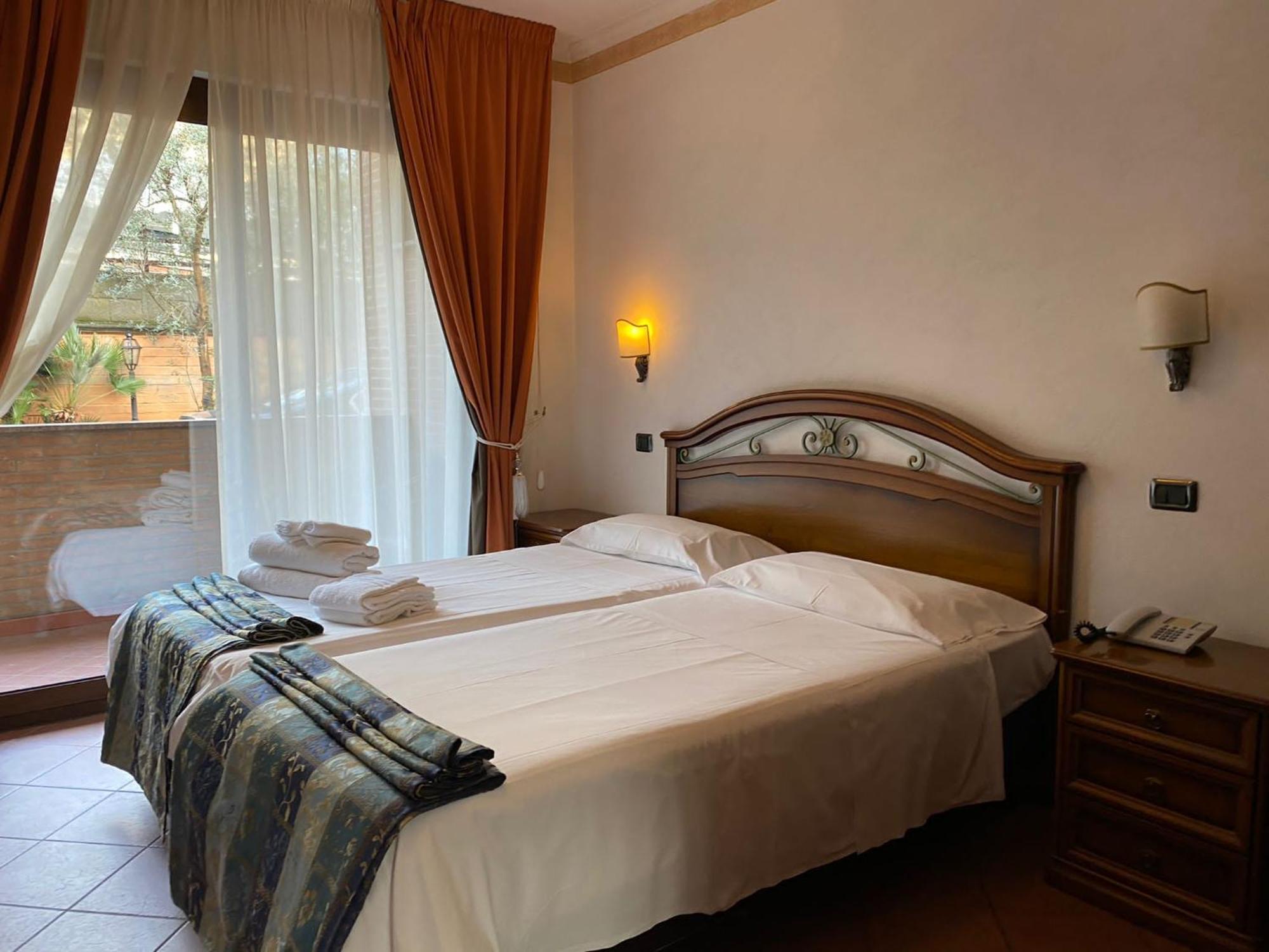 Euro House Inn Airport Фиумичино Екстериор снимка