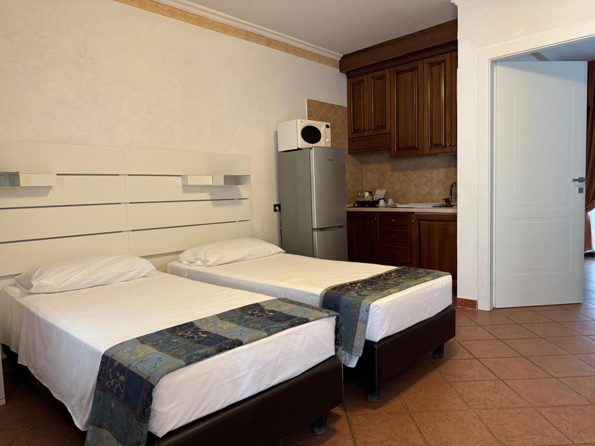 Euro House Inn Airport Фиумичино Екстериор снимка