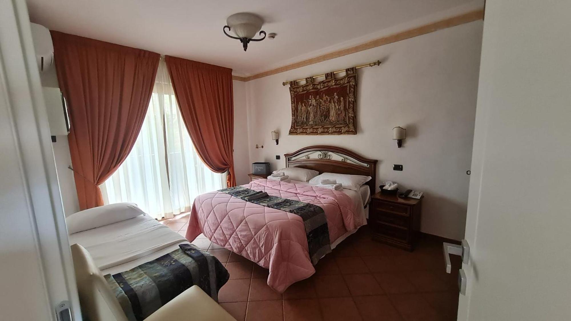 Euro House Inn Airport Фиумичино Екстериор снимка