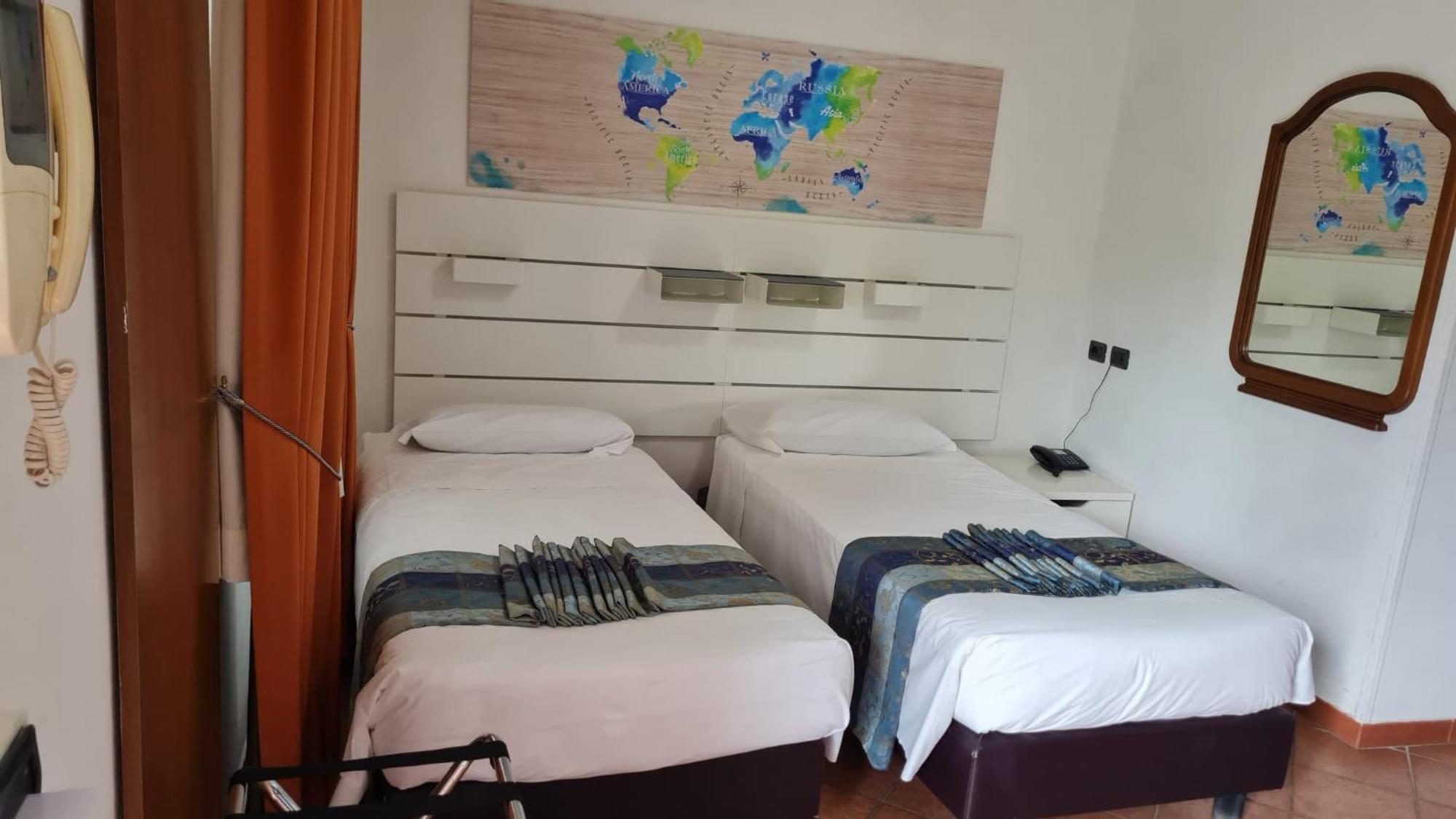 Euro House Inn Airport Фиумичино Екстериор снимка